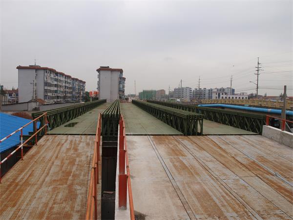 上海市川沙镇多车道贝雷钢桥(下左)上海二建外环现浇支撑（下右）