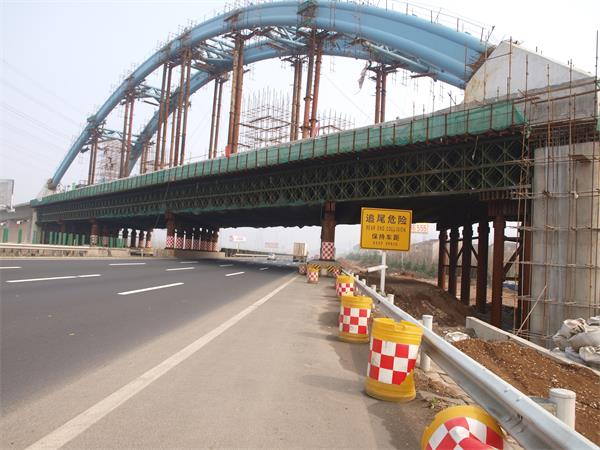 江苏南京市禄口机场高速延长段现浇梁支撑